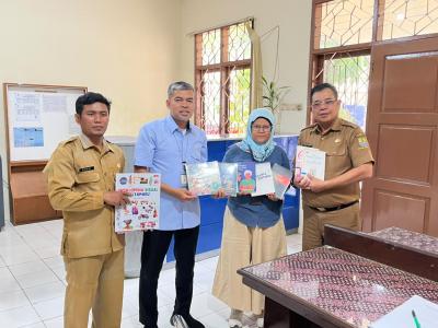 Tanda Terima dan Penyerahan Gerakan Donasi Buku kepada Dinas Perpustakaan dan Kearsipan Kota Cirebon